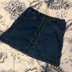Kort Jeanskjol - En jättefin kort jeanskjol i storlek XS, skriv om du vill ha fler bilder 💙
