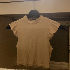 Sommartröja  - Det här är en tröja som har använts ett par gånger men inte så ofta det är i gott skick och den är inte sönder på något sätt. Den är ganska tunn men passar bra på sommaren. 🫶🏼💓