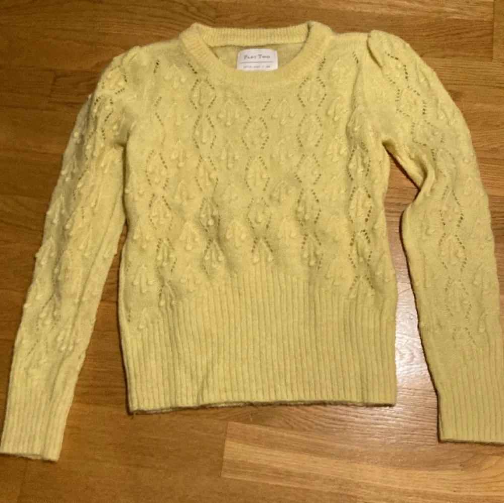 Fin stickad, gul tröja som jag hittat secondhand men säljer då den inte kommer till användning. Den har tvättats och är i fint skick. 46% ull. Pris kan diskuteras. Stickat.