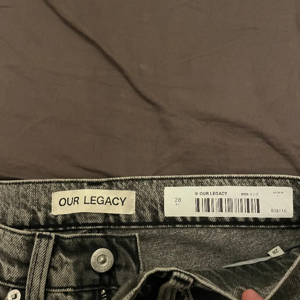 Hej:) säljer nu mina our legacy EXT third cut jeans i storlek 28/32. Använda 1-2 gånger i somras när jag köpte dem annars har dem bara legat i garderoben. Priset är inte hugget i sten och går att diskuteras. Hör av dig vid minsta lilla fråga😊. Jeans & Byxor.