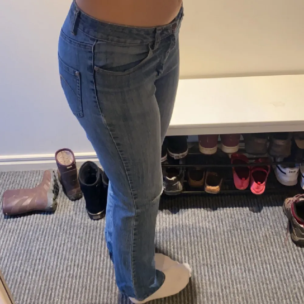 Jag är 175 typ så jeansen ser inte så långa ut på mig. Jätte fina och använda i tre månader typ men syns inte!  Pris kan diskuteras vid snabb affär! ❤️. Jeans & Byxor.
