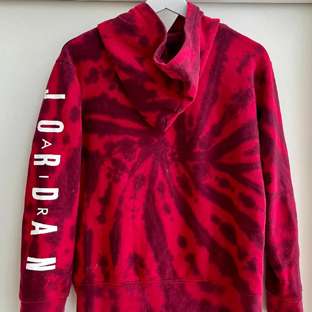 Säljer nu denna sjukt snygga hoodien från Jordan i toppskick i färgen röd | Tröjan är i storlek 164 och är tts | Mitt pris: 249 kr | Vid frågor eller funderingar är det bara att skriva!. Hoodies.