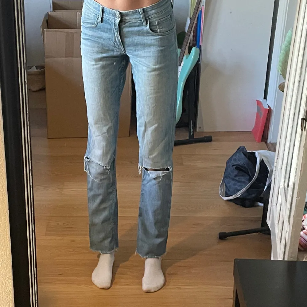 ljusa distressed denim jeans med lågmidja från h&m.  säljer pga de är för korta i längd, jag är 173cm. Jeans & Byxor.