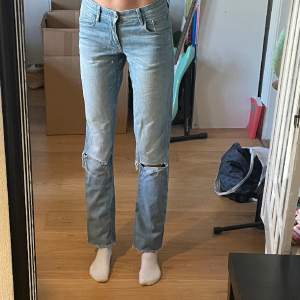 ljusa distressed denim jeans med lågmidja från h&m.  säljer pga de är för korta i längd, jag är 173cm