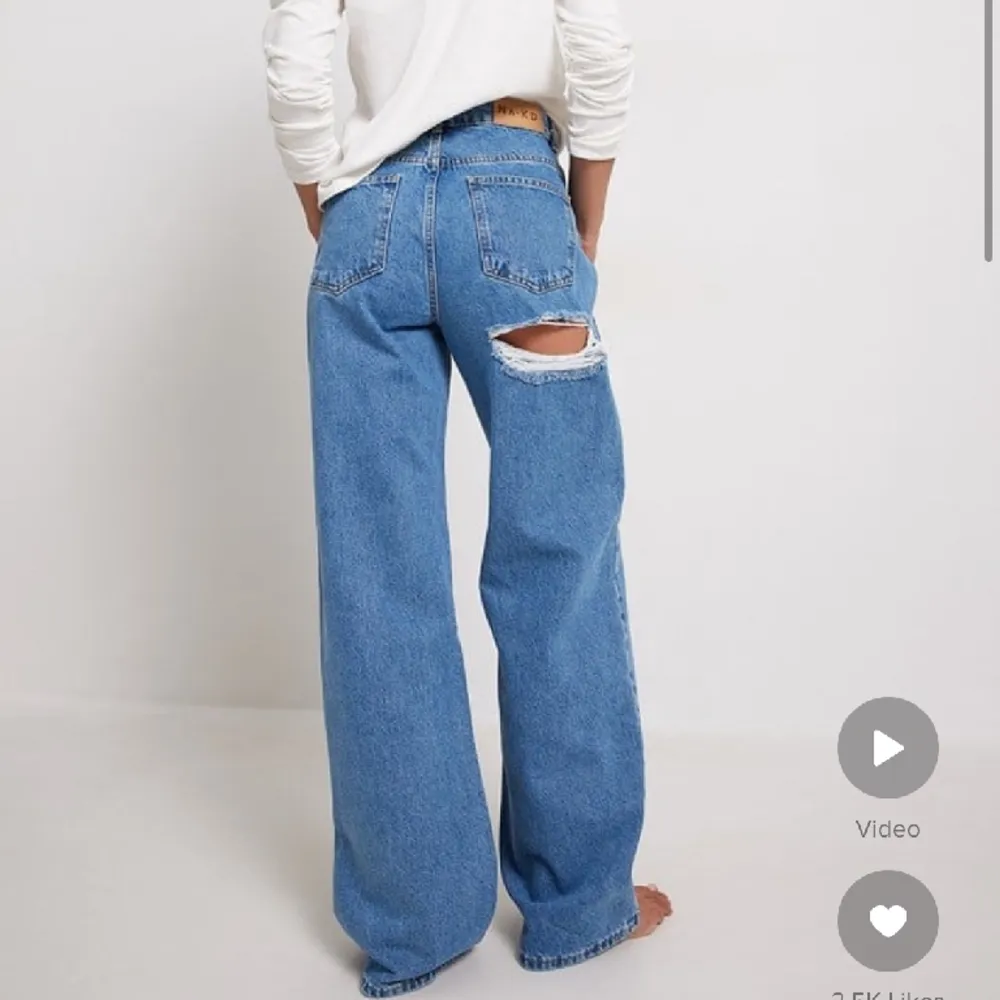 Säljer dom här jeansen från NAKD pga fel storlek 💙. Jeans & Byxor.
