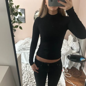 Tröja med liten polokrage  - Den är ribbad och har endast används en gång.