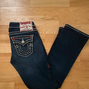 True religion jeans  - Säljer dessa galet snygga bootcut true religion jeansen!!❤️Midjemått: 35 (rakt över) cm och Innerbenet:78 cm🫶🏼❤️🩷 (plick klipper bort bilderna så dem blir mindre)🫶🏼super bra skick och fina, utan defekter!! Tryck gärna på köp nu!!❤️🫶🏼