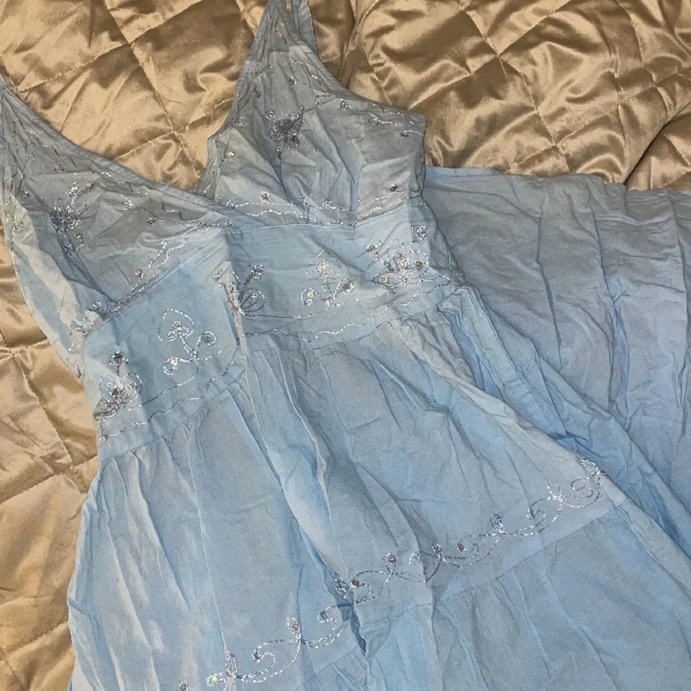 Lång somrig klänning. Blå med silvriga detaljer, kan även vikas ner och användas som långkjol.. Klänningar.
