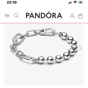 Armband  - Ett jätte fint armband från Pandora unikt och går att göra mindre, dem är 17 cm men går att knäppa bort så den blir både 15 och även mindre för fyrkantiga delarna är knäppen, nypris 999kr går att sätta till berlocker på den   Helt oanvänd box kvar.