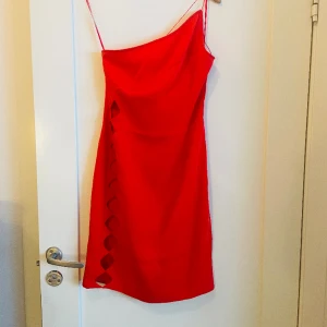 AQ/AQ klänning - Röd klänning oanvänd