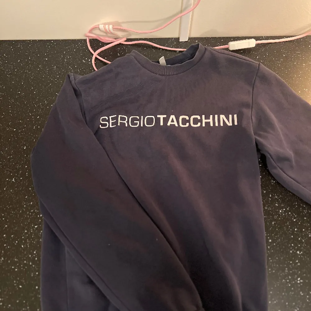 sergio tacchini sweatshirt använt 1 gång bra skick. Tröjor & Koftor.