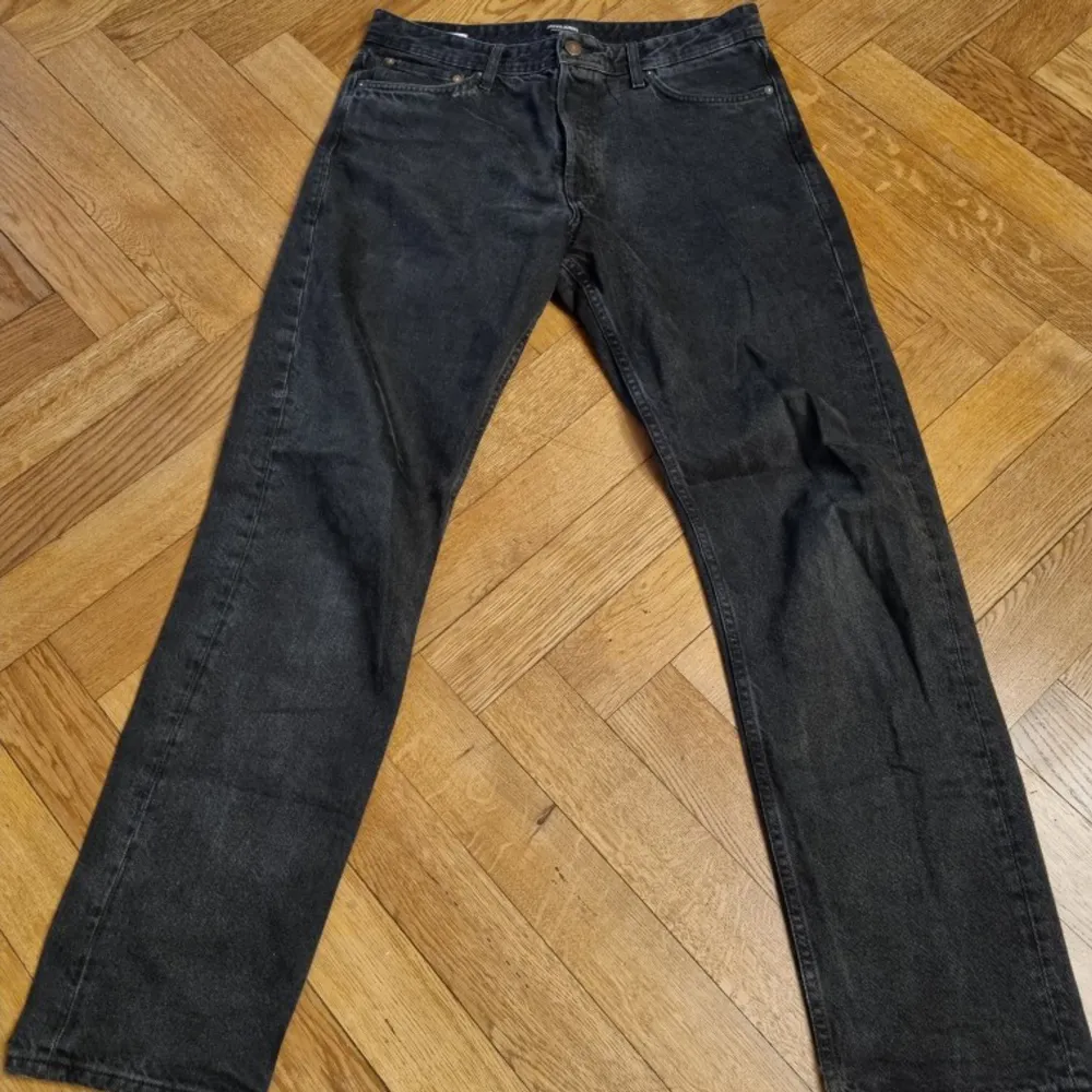 Model: Loose/CHRIS | Storlek : 32, 34 | Svarta jeans i bra skick, använt bara några ggr. Jeans & Byxor.