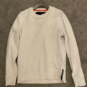 Moose knuckles crew neck - Moose knuckles crew neck, hål vid emblemet annars fint skick Ord: 2200kr 