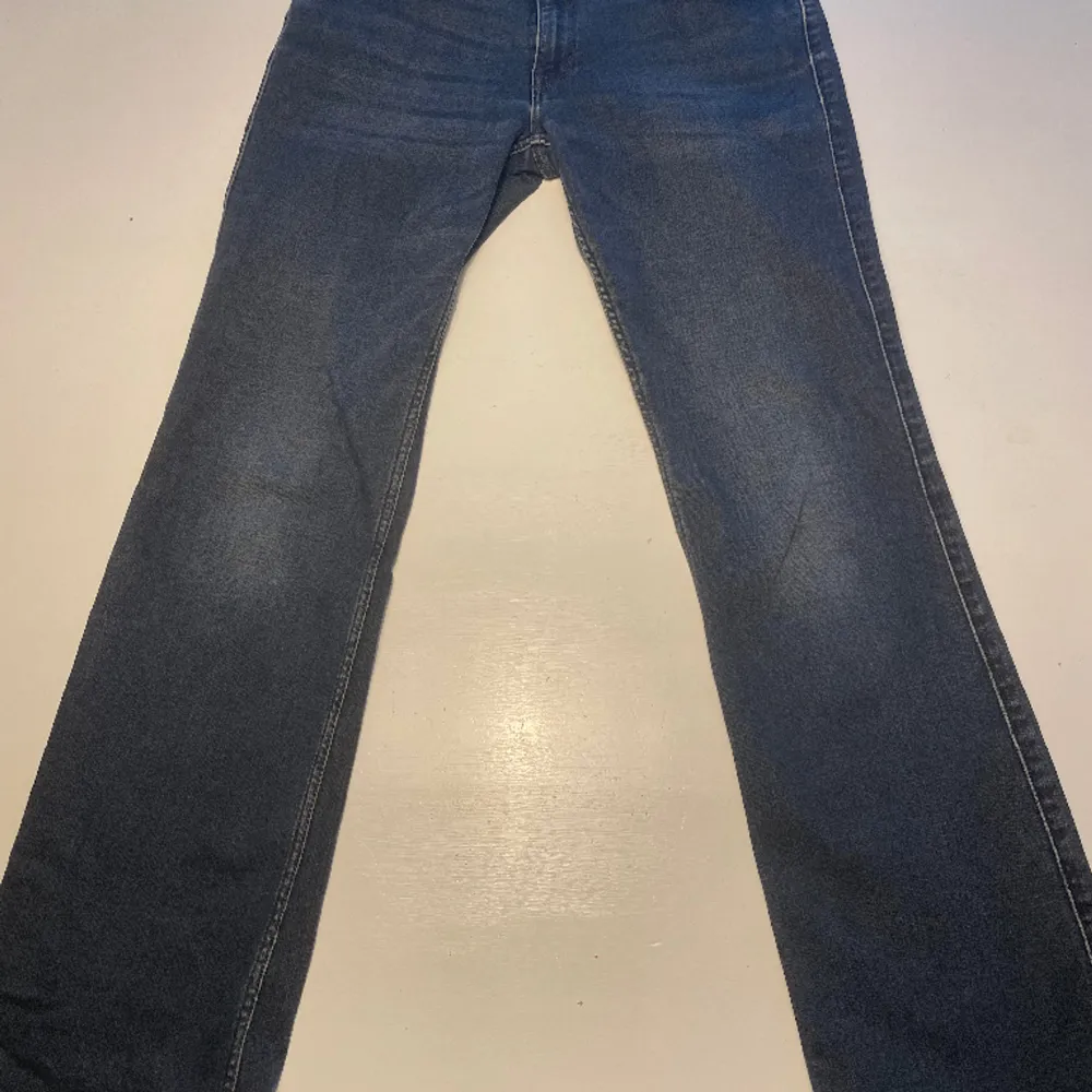 Jättesnygga jeans från lee i storlek W30 L31 (joliet)!💞Säljer då de är lite för korta på mig. BOOTCUT OCH LOW WAIST!!!!!🔥. Jeans & Byxor.