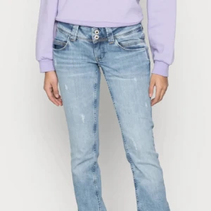 pepe jeans - lågmidjade pepe jeans som jag ej använder längre!💓 tryck gärna på köp nu🙏 använda men i mycket bra skick!