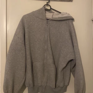 Grå oversize ziphoodie - Perfekt för om du älskar oversize och sitter jätte fint köpte den när jag va utomlands också 