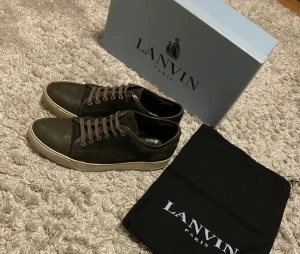Lanvins skor - Tjena! Säljer dessa lanvins i storlek 8 i UK. (Passar mig som har 42/43 och är lite stora) så om du har 43 eller 44 passar de nog perfekt! En liten skada på den högra tån men syns inte när de är på! Hör av er vid frågor! Box och påse tillkommer INTE.