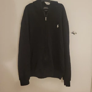 Ralph lauren zip hoodie - Säljer för att den är för lite för liten för mig.   Bara testad, jätte bra skick    Priset är ej hugget i sten  Lite dåligt ljus o blev därför lite dåliga bilder men vill du ha fler bilder eller har andra funderingar kan du bara skriva