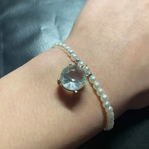 Armband - Elegant resår armband med silver detaljer 