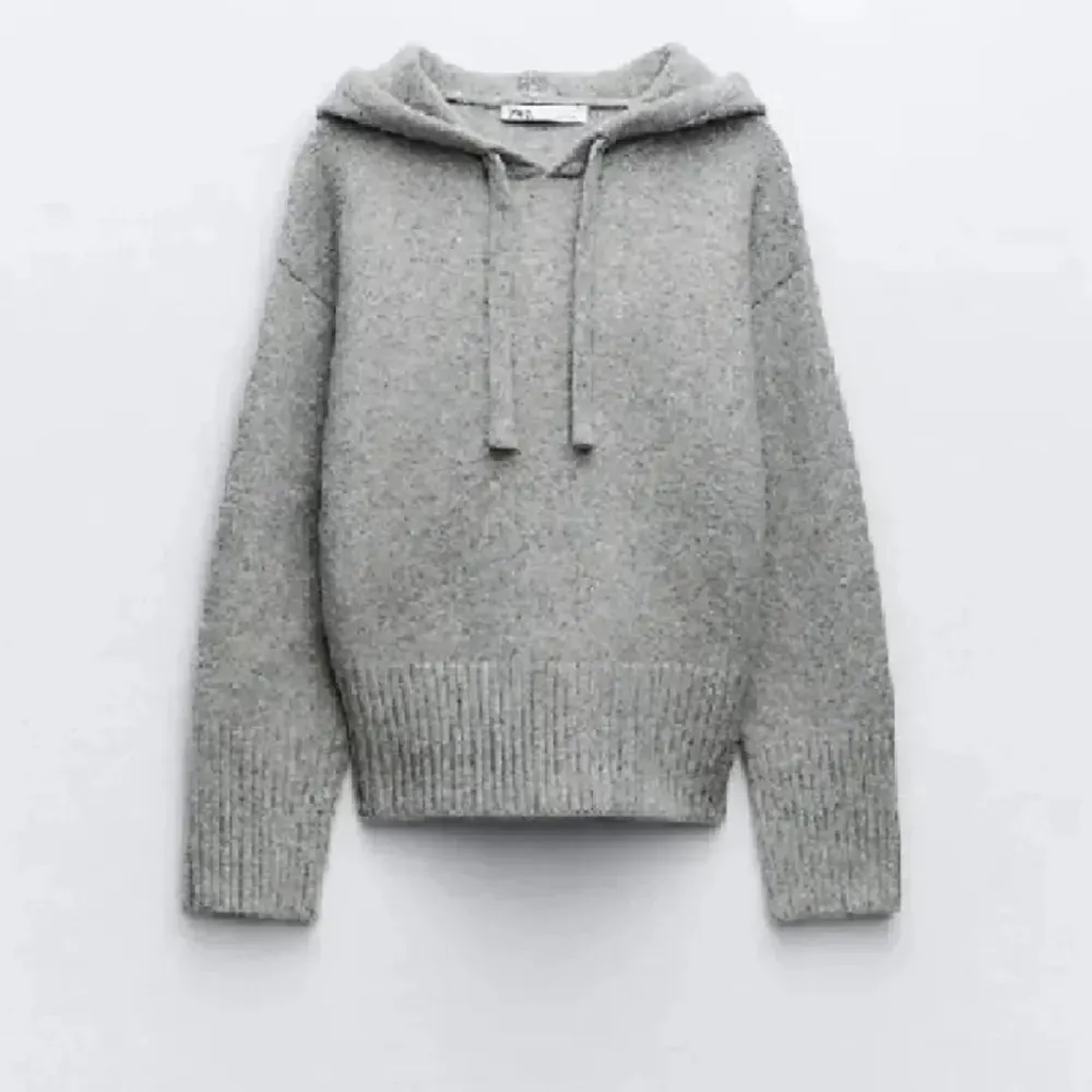 Säljer min superfina stickade hoodie då den inte kommer till användning💕 I storlek S och har endast använts 2ggr!. Hoodies.