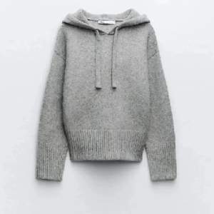 Säljer min superfina stickade hoodie då den inte kommer till användning💕 I storlek S och har endast använts 2ggr!