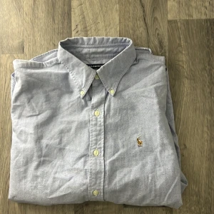 Ralp lauren skjorta  - Ralp lauren skjorta ljusblå ,topp skick  Hör av er!!!!!