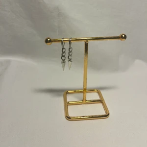 STILSTHLM  - Väldigt fina örhängen! Finns i silver och liknande i guld.  Köp för 109kr/st Eller 199kr/paret. Modell 134 Smyckes ställningen finns även att köpa för 299kr!