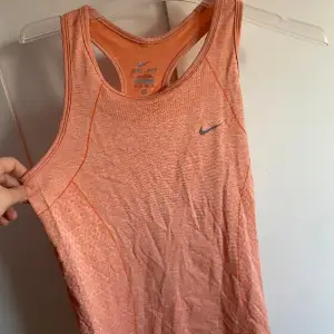 Nike linne dri-fit. Använd fåtal gånger.