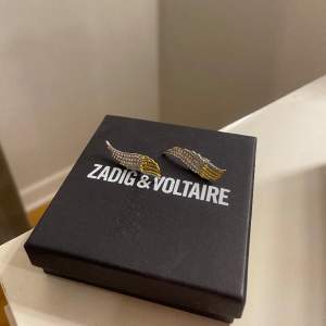 Säljer mina helt oanvänd super snygga Zadig & Voltaire örhängen!🫶🏼Jag fick dom i julklapp men dom är inte riktigt min stil tyvärr! Asken medkommer❤️(ny pris 950kr men säljer för 500kr) skriv för fler bilder eller frågor!