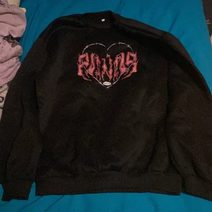 Emo tröja - En sweatshirt med alternativ stil. Köpt i somras på temu för runt 100kr och säljer för 50 då jag inte har plats för den och vill få den såld :)