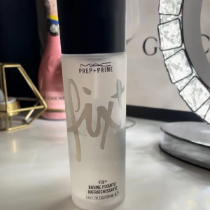 Mac settingspray - Säljer denna settingspray hälften använd. Ordpris 325 kr.