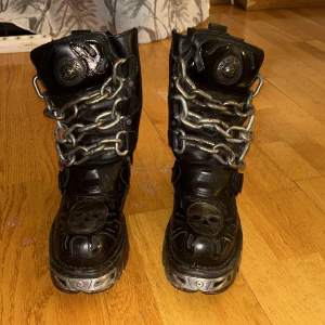 NEW ROCKS SKULL FLAME - Säljer mina feta New Rocks Skull flames Fick dem i augusti fast i fel storlek, köpte dem för 3500kr på Grailed, storleken är 44 skön läder samt väldigt bekväma. Hör av er om några frågor! Ps utanför Stockholm står ni för frakten 