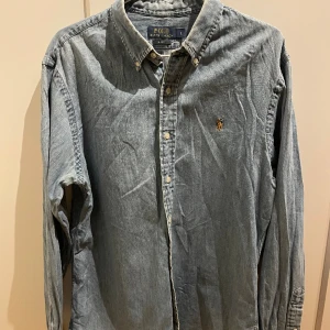 Ralp lauren skjorta jeans look slimfit - Gott skick ej strykt på bild. Modellen är slimfit och materialet är mjukt och stretchigt men har en jeans look, storlek large 