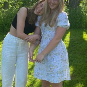 Sommarklänning linmix - Fin sommarklänning i linmix med gula blommor. Använd fåtal gånger.