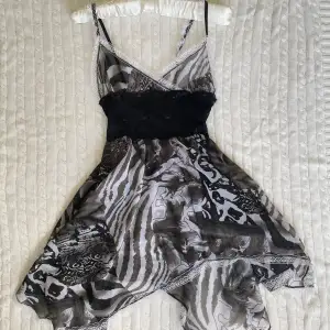 Gullig mesh klänning/nattlinne🤍 den är genomskinlig går att ha någonting under dock om man vill ha den som klänning💗 jätte fin och unik! 