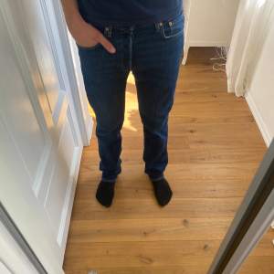 Levi’s 501  W31 L34 Mycket fint skick, knappt använda. Ser ut som en fläck på vänstersidan men det är bara ljuset som gör det!