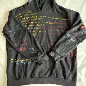 Snygg hoodie - Supersnygg unisex/man hoodie med tryck, använd men har inga defekter. Hittar inte märket men originalpris låg på runt 600kr, storlek L!