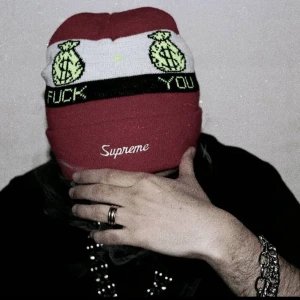 SUPREME MÖSSA  - Äkta Supreme mössa, perfekt till kyliga dagar. One-size. Köpt på Supreme egna hemsida. 10/10 condition. Hör av er vid eventuella frågor!!