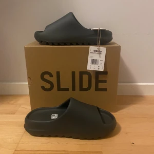 Yeezy slides ”Granite” - Storlek 40 | skick - 10/10, deadstock | skriv dm om du har några övriga frågor.  