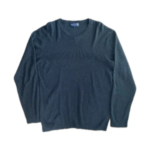 Vintage Sweater - Vintage stickad tröja i mycket fint skick. Storlek XL, sitter perfekt oversize på en S eller M. Mörkgrå i färgen
