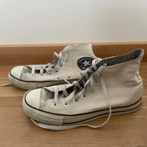 Vita Converse  - Vita Converse som blivit lite gråa men fortfarande fina