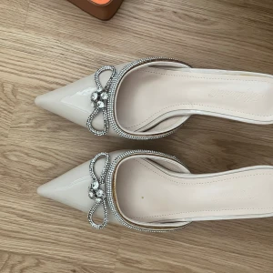 Klackar - Säljer ett par korta klackar rhinestone hel nya med. Kan fraktas eller hämtas i Växjö  Dom är i storlek 40 men dom passar mig som har storlek 39 o 38