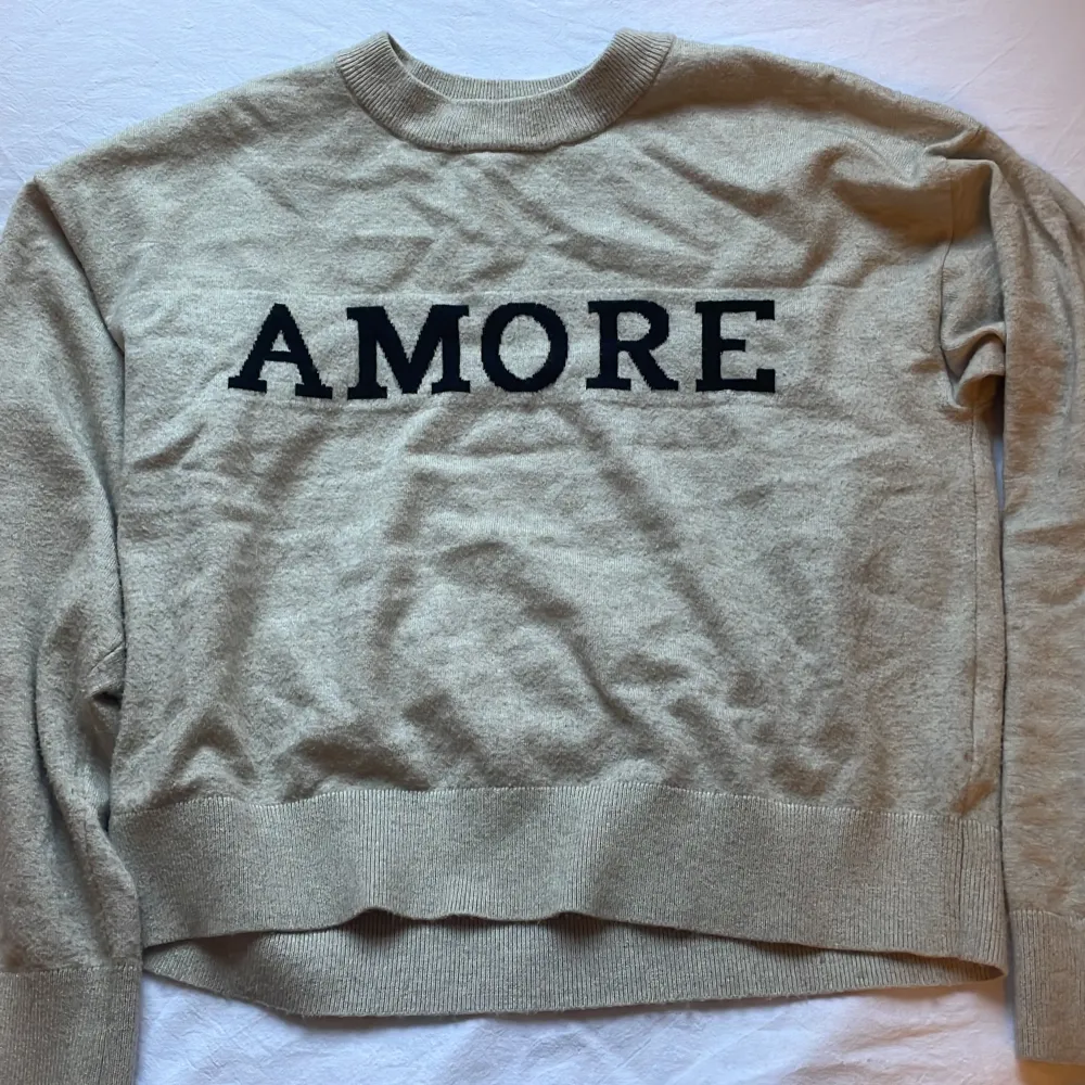 Stickad tröja med texten ”amore” 💞💞 skriv gärna om du har några frågor. Stickat.