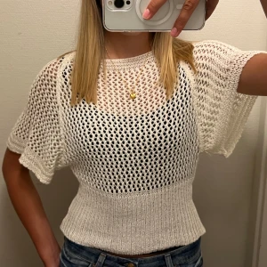 Topp - stickad topp med korta ärmar. perfekt skick, osnvänd