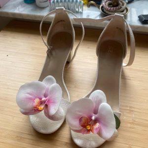Klackar - Säljer dessa superfina klackarna🌸använda några gånger på bal och studentmottagning💕superfina till t.ex. midsommar