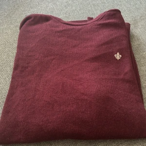 Morris tröja - Hej. Säljer min Morris tröja i perfekt skick. Otroligt snygg med en skjorta och den vinröda färgen gör tröjan mer elegant och fräsch. Passar alla tillfällen och är en perfekt gåva till någon. Storlek M men passar även S, nypris: 1599kr. 10/10 skick.