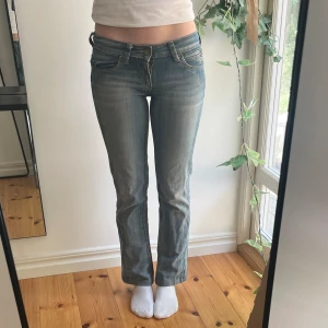Tommy Hilfiger jeans  - Säljer dessa superfina bootcut blåa hilfiger jeans eftersom de är för korta för mig som är 166 cm.  Aldrig använda! Skriv för fler bilder🩷