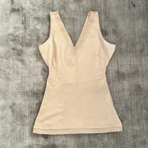 Formande linne - Oanvänt. Smiter åt för att framhäva figuren bättre. Fungerar faktiskt!