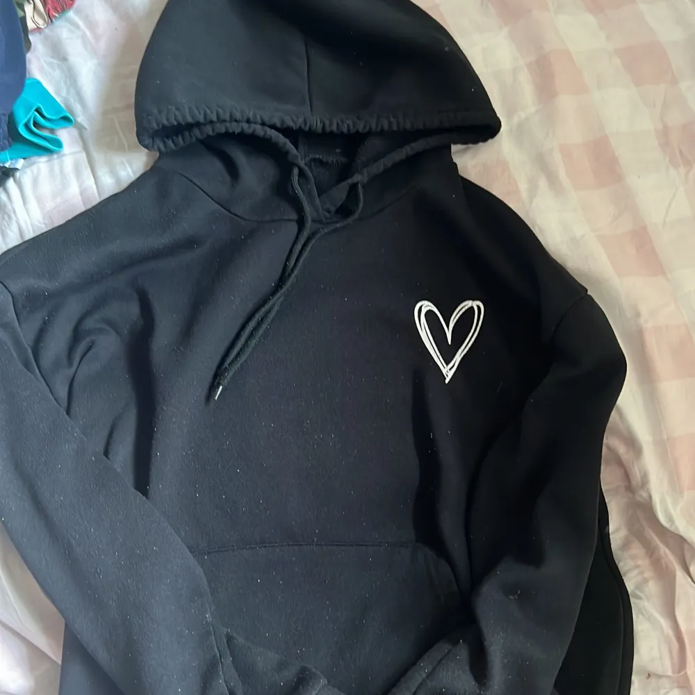 Hoodie från SHEIN  Bara använt 4 gånger  Köpte för ett tag sedan . Hoodies.