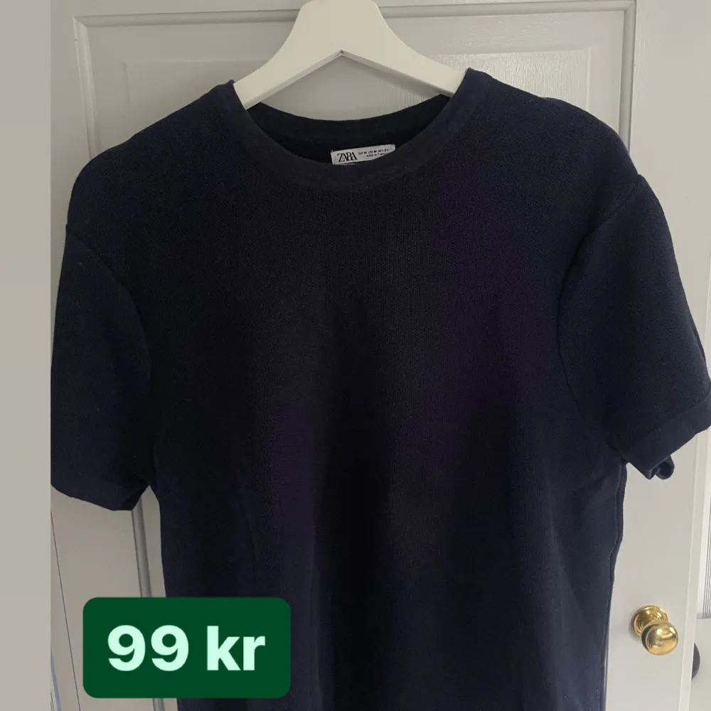 Mörkblå Zara T-shirt i storlek: M. T-shortsen är i ett stickat material och inge vanligt T-shirt tyg. Tryck på ”Köp Nu” för att köpa. . T-shirts.